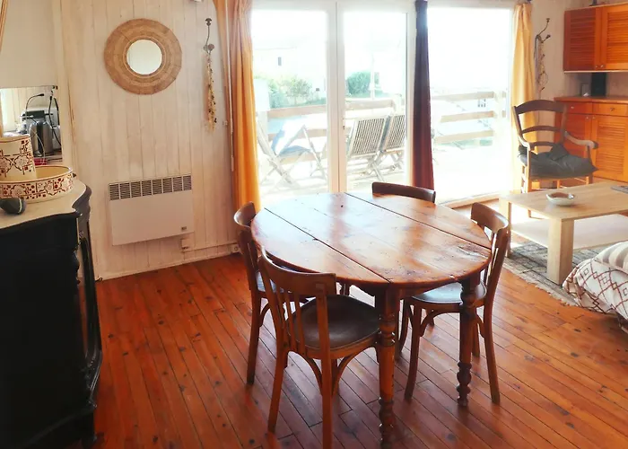 Un Chalet En Bois A La Plage